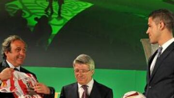 <b>RECONOCIMIENTO. </b>Platini recibió ayer en Dublín de Cerezo y Domínguez una camiseta y un balón firmados por la plantilla campeona.