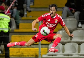 El jugador del Benfica es un ex de la cantera blanca que se march¨® a M¨¢nchester en busca de acortar el camino a la ¨¦lite. Y lo ha logrado. Ha brillado en Portugal como pu?al zurdo de Las ?guilas. Tiene una cl¨¢usula de 50 millones, pero al mismo tiempo el United puede recomprarlo por 18. Su deseo es vestir de blanco y el acuerdo personal, un hecho. Es una prioridad cerca de salir del horno.