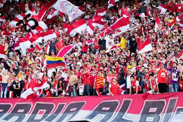 Santa Fe y Millonarios se enfrentaron en el estadio El Campín por la décima fecha de la Liga Águila II-2017, jornada de clásicos regionales en el fútbol colombiano.