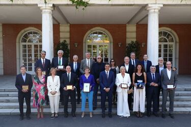El presidente del Gobierno, Pedro Sánchez (c), posa para una foto de grupo tras el acto de entrega de la Placa de Oro de la Real Orden del Mérito Deportivo a la selección española de baloncesto 1984 y la Gran Cruz de la Real Orden del Mérito Deportivo a la baloncestista Laia Palau, en el complejo del Palacio de la Moncloa.
