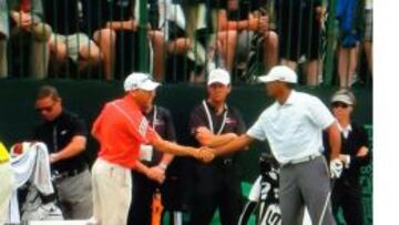 El saludo entre Sergio Garcia y Tiger Woods.