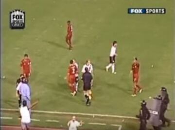 Eran los Cuartos de Final de la Copa Libertadores 2003, los colombianos se metieron a patio ajeno y eliminaron al cuadro Millonario. El duelo estaba tan caliente que acabó con una pelea donde tuvo que intervenir la policía.
