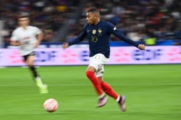 La selección francesa venció 2-0 ante Austria para evitar el descenso a la Liga B de la Nations League. Mbappé abrió el marcador con un golazo y lo celebró 'disparando una fotografía'.