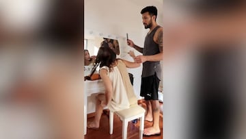 Tamara Gorro cambia de look y Garay hace de pelquero