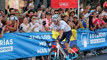 El ciclista español Alejandro Valverde saluda a los aficionados durante la última etapa de La Vuelta 2022.