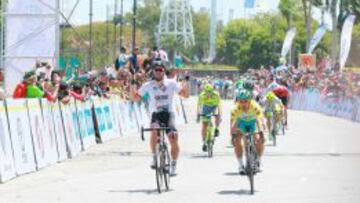 Andrea Palini celebra la victoria al sprint en la segunda etapa del Tour de Langkawi tras superar en la llegada a su compatriota Andrea Guardini.