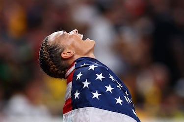 Anna Hall de los EE. UU. celebra después de ganar la medalla de oro en el heptatlón.