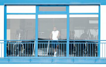 Felix Ofoli Quaye observa el entrenamiento del jueves desde el gimnasio pocas horas antes de que se cerrara su salida al Atlético Baleares. 