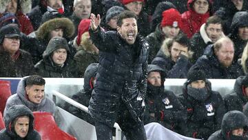 Simeone da instrucciones durante el partido contra el Liverpool.