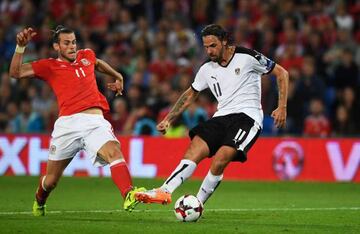 Gareth Bale disputa un bal&oacute;n con Martin Harnik en el Gales-Austria del pasado s&aacute;bado.