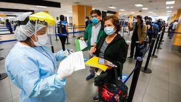 Handout picture release by the Peruvian Health Ministry (Minsa) showing a health worker checking on passengers arriving in Peru as a measure against the new faster spreading variant of coronavirus first identified in the UK, at the Jorge Chavez airport in Lima on January 4, 2021. - Peru on Monday reinforced its epidemiological surveillance at airports to snuff out the threat of the new variant experts believe could be more transmissible, the Health Ministry reported. (Photo by Karel NAVARRO / Peruvian Ministry of Health / AFP) / RESTRICTED TO EDITORIAL USE - MANDATORY CREDIT &quot;AFP PHOTO / PERU&#039;S HEALTH MINISTRY&quot; - NO MARKETING - NO ADVERTISING CAMPAIGNS - DISTRIBUTED AS A SERVICE TO CLIENTS