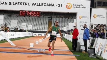 Miles de corredores despiden el año en Madrid en la 50 edición de la San Silvestre Vallecana. En la foto, el ganador, Mo Katir.
