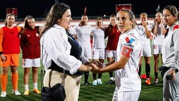 Amparo, en el momento en que le pide matrimonio a su novia / Sevilla FC.