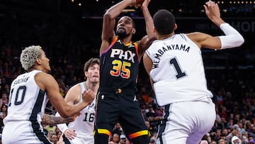 PHOENIX, ARIZONA - OCTOBER 31: Kevin Durant #35 of the Phoenix Suns looks to shoot as Jeremy Sochan #10 and Victor Wembanyama #1 of the San Antonio Spurs defend during the fourth quarter of an NBA game at Footprint Center on October 31, 2023 in Phoenix, Arizona. NOTE TO USER: User expressly acknowledges and agrees that, by downloading and or using this photograph, User is consenting to the terms and conditions of the Getty Images License Agreement. Mike Christy/Getty Images/AFP (Photo by Mike Christy / GETTY IMAGES NORTH AMERICA / Getty Images via AFP)