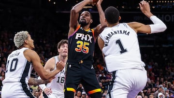 PHOENIX, ARIZONA - OCTOBER 31: Kevin Durant #35 of the Phoenix Suns looks to shoot as Jeremy Sochan #10 and Victor Wembanyama #1 of the San Antonio Spurs defend during the fourth quarter of an NBA game at Footprint Center on October 31, 2023 in Phoenix, Arizona. NOTE TO USER: User expressly acknowledges and agrees that, by downloading and or using this photograph, User is consenting to the terms and conditions of the Getty Images License Agreement.   Mike Christy/Getty Images/AFP (Photo by Mike Christy / GETTY IMAGES NORTH AMERICA / Getty Images via AFP)