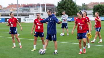 GRAF9719. LAS ROZAS (MADRID), 13/09/2021.- Las jugadoras de la selecci&oacute;n espa&ntilde;ola de f&uacute;tbol femenina y el seleccionador Jorge Vilda (c) durante el entrenamiento que practican hoy lunes en la Ciudad del F&uacute;tbol de Las Rozas para 