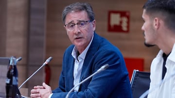 Loren Juarros, en sala de prensa, durante la renovación de Chupete y Rafa