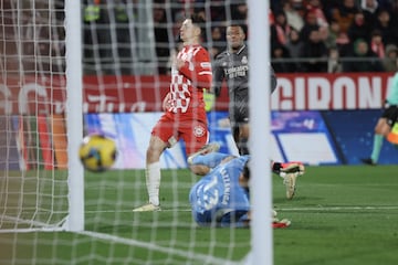 0-3. Luka Modric filtra un baln a la carrera del delantero francs, entra en el rea giron con la oposicin de Arnau Martnez y de un potente derechazo, cruzado y raso, supera a Paulo Gazzaniga.