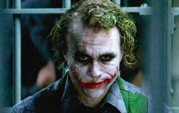 Uno de los favoritos por todos, en 2008 le dio vida de manera magnífica al villano de Ciudad Gótica; Heath Ledger estuvo 6 semanas encerrado en un hotel para poder representar la personalidad retorcida del Joker.