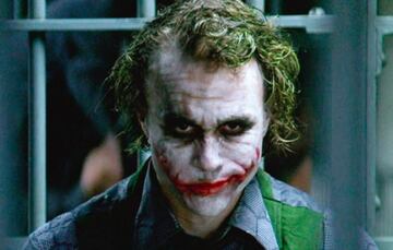 Uno de los favoritos por todos, en 2008 le dio vida de manera magnífica al villano de Ciudad Gótica; Heath Ledger estuvo 6 semanas encerrado en un hotel para poder representar la personalidad retorcida del Joker. 