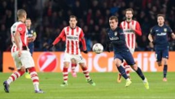 Griezmann intenta controlar un balón durante el encuentro.