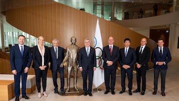 De izquierda a derecha, David Lappartient, Kirsty Coventry, Juan Antonio Samaranch, Thomas Bach (presidente saliente), Feisal el Hussein, Morinari Watanabe, Johan Eliasch y Sebastian Coe posan junto a la estatua de Pierre de Coubertain.