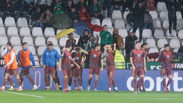 Los jugadores del Deportivo felicitan a Yeremay tras marcar el 1-2 en un penalti al estilo Panenka.