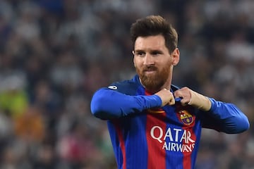 Barba más frondosa y peinado levantado. Look de Messi muy diferente a aquél con melena y sin barba de sus primeros años.