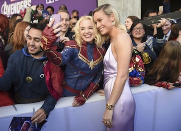 Brie Larson (Capitana Marvel) se tomó fotos con los fanáticos de Avengers en la premier mundial Avengers: Endgame en Los Ángeles, California. 