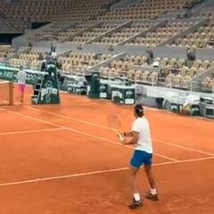 Rafa Nadal entrena en Roland Garros bajo techo y con focos