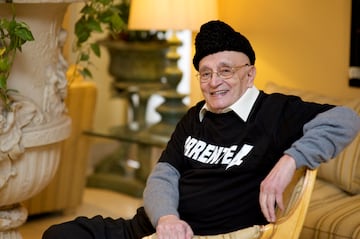 El veterano actor hizo de padre de Torrente en la primera película, de su tío Mauricio en Torrente 2, de su abuela en Torrente 3 y del tío Gregorio en Torrente 4. Lamentablemente, Leblanc falleció antes de iniciar el rodaje de Torrente 5.