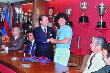 Tras cuatro años de dura negociación, el barcelona fichaba a Maradona por 780 millones de pesetas. En plena concentración con Argentina en alicante para disfrutar del Mundial 82 , Diego abandonaba a sus compañeros para viajar a Barcelona y rubricar su firma. En la imagen José Luis Núñez estrecha la mano del jugador por el que luchó vario años.