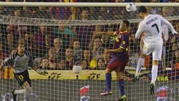 <b>VUELO SIN MOTOR. </b>Los aficionados se decantan por el remate de Cristiano en la prórroga de Mestalla.