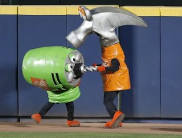 Lucha entre Hammerin' Hank y Two-Bit the Drill durante el descanso del partido entre Atlanta Braves y Philadelphia Phillies.