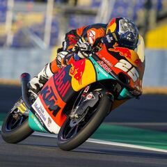 Fernández sigue fuerte en los libres y Arenas arranca tercero