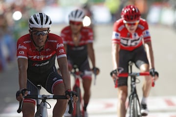 Los ciclistas españoles de Trek, Alberto Contador y Jesús Hernández, y el británico de Sky Chris Froome en la llegada a la meta.