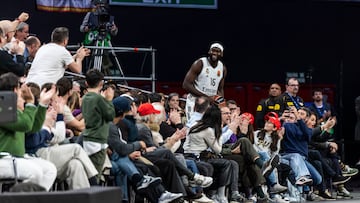 Usman Garuba baja de la grada tras intentar salvar un balón.