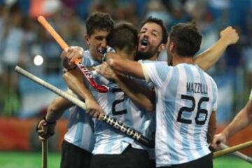 Los Leones lograron lo que Las Leonas nunca pudieron conseguir: la medalla de oro en unos Juegos Olímpicos. Pese a que la Selección Argentina de Hockey sobre césped femenil es históricamente dominante, fueron los hombres quienes le dieron la primera medalla a Argentina en este deporte.
