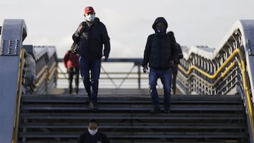 Personas en la calle durante el toque de queda.