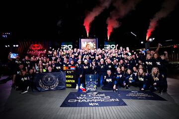 Max Verstappen junto a su equipo de escudería celebrando por todo lo alto su cuarto campeonato del mundo de la Fórmula 1.