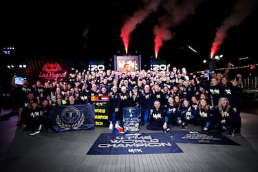 Max Verstappen junto a su equipo de escudería celebrando por todo lo alto su cuarto campeonato del mundo de la Fórmula 1.