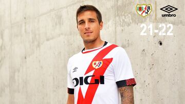 Óscar Trejo posa con la nueva equipación del Rayo Vallecano
