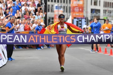 María Pérez en el momento exacto de cruzar la línea de meta de los 20km marcha de los Europeos de Berlín.