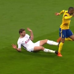 Penalti no pitado a Vertonghen sobre Douglas Costa