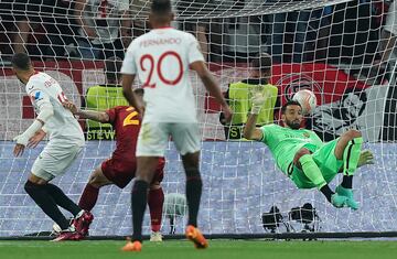 1-1. Rui Patricio no puede evitar que suba el primer tanto sevillista. Gianluca Mancini despeja el balón con la rodilla y anota en propia puerta.