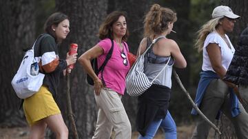 La hermana de Blanca Fern&aacute;ndez Ochoa, Dolores Fern&aacute;ndez Ochoa, durante la b&uacute;squeda en Las Dehesas en Cercedilla. 