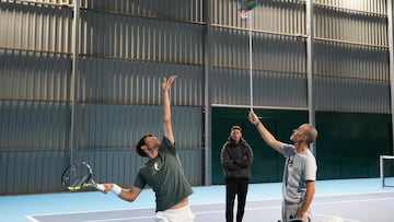 Carlos Alcaraz practica el saque con Samuel López en Villena.