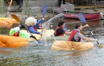 Un grupo de participantes compiten durante la Pumpkin Regatta, una carrera anual de relevos de botes realizados en calabazas gigantes, en la ciudad belga de Kasterlee, Bélgica.