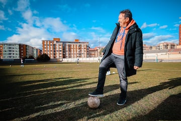 Eusebio, con un balón, en su escuela. 