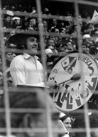Comenzó animando con su bombo a la SD Huesca y a otros equipos regionales de los lugares en los que vivía. Animó al Real Zaragoza, al Valencia... 